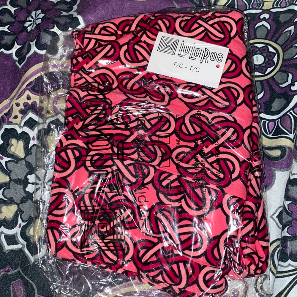 NWT LULAROE TC Valentine's Day leggings  love knots pink background